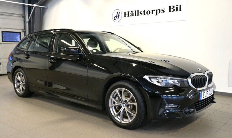 Svart Begagnad 2021 BMW 330e Sport Line Kombi | 319 900 kr (Bra pris) - Bild 1/4