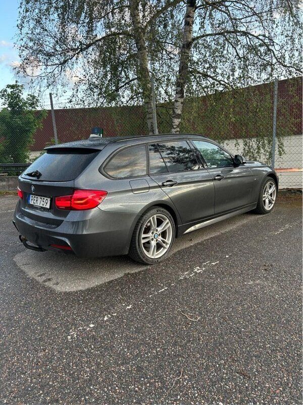 Grå Begagnad 2017 BMW 320 M Sport Kombi | 199 999 kr (Lite dyr) - Bild 1/4