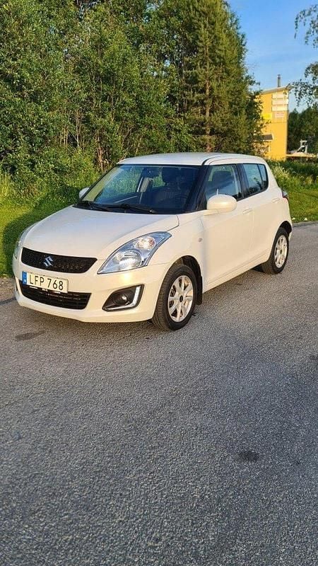 Vit Begagnad 2015 Suzuki Swift Halvkombi | 99 000 kr (Lite dyr) - Bild 1/4