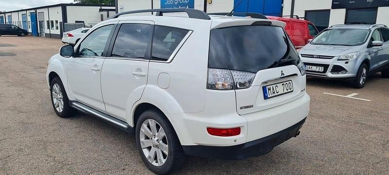 Begagnad Mitsubishi Outlander 170 HK (125 kW) 2012 Vit SUV