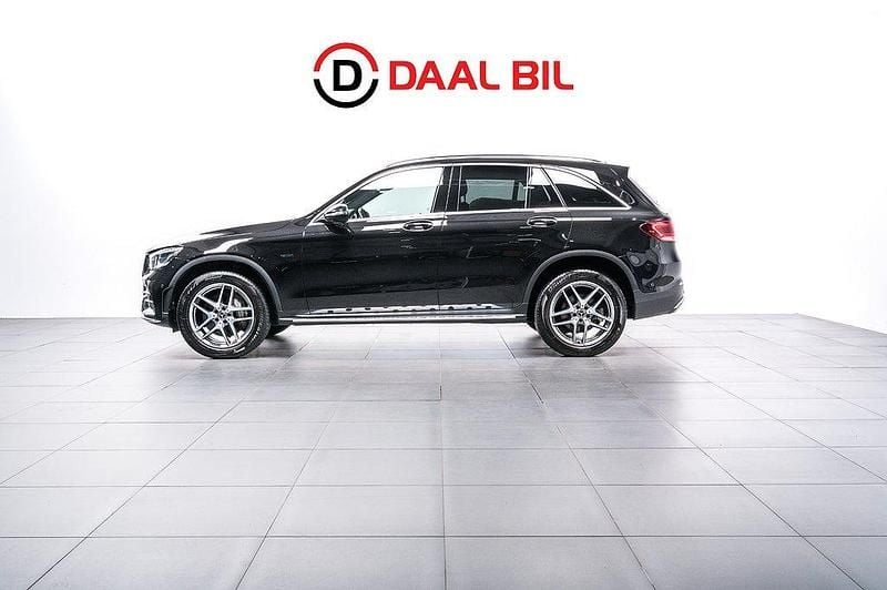 Svart Begagnad 2020 Mercedes GLC300e AMG line SUV | 379 700 kr (Marknadspris) - Bild 1/4