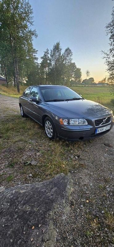 Grå Begagnad 2007 Volvo S60 Sedan | 22 000 kr (Marknadspris) - Bild 1/4