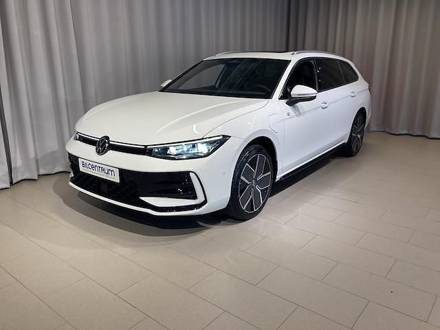 Ny 2026 VW Passat R-line | 561 700 kr (Marknadspris) - Bild 1/4