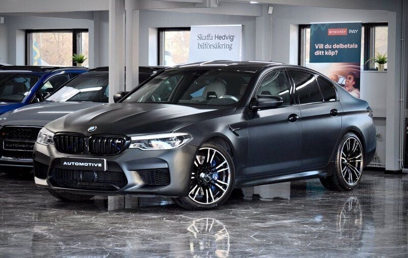 Grå (satinsvart) Begagnad 2018 BMW M5 Sedan | 669 900 kr (Bra pris) - Bild 1/4