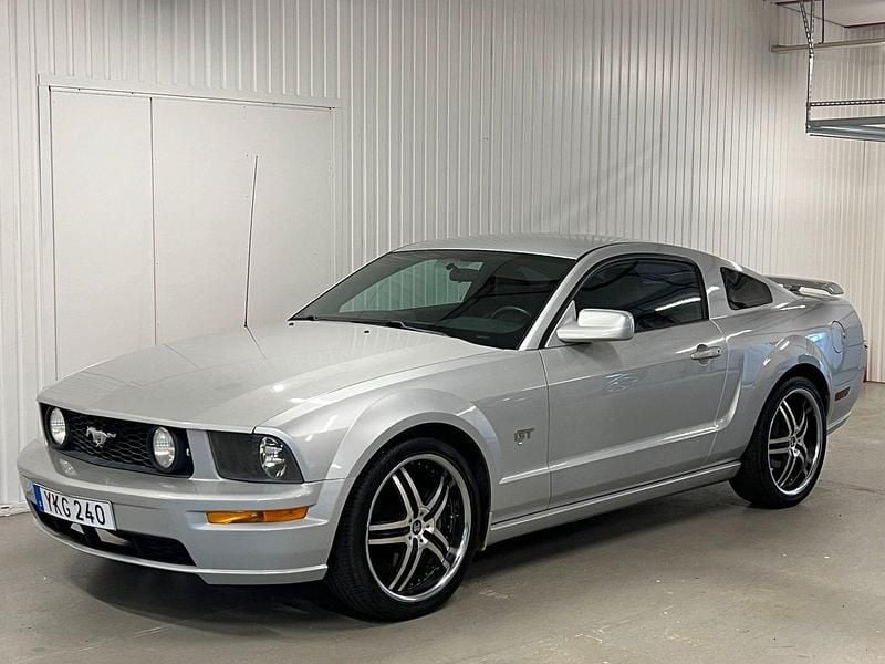 Grå Begagnad 2006 Ford Mustang GT Sportkupé | 128 900 kr (Marknadspris) - Bild 1/4