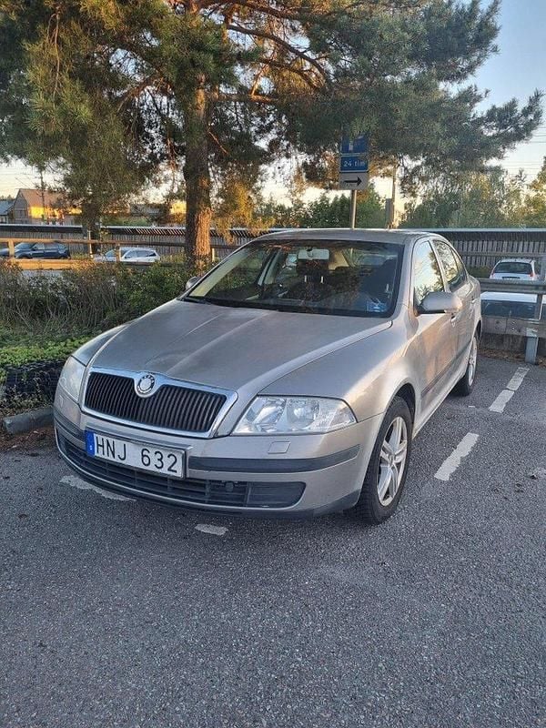 Brun Begagnad 2008 Skoda Octavia Halvkombi | 12 000 kr (Superpris) - Bild 1/4