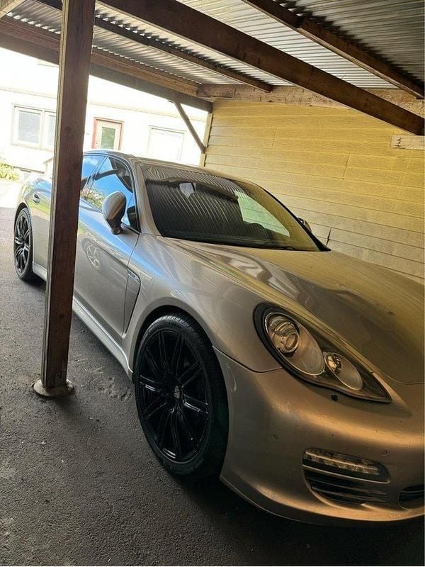 Silver Begagnad 2011 Porsche Panamera Sedan | 198 000 kr - Bild 1/4