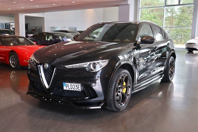 Svart (svart metallic) Begagnad 2020 Alfa Romeo Stelvio Quadrifoglio SUV | 629 900 kr (Marknadspris) - Bild 1/4