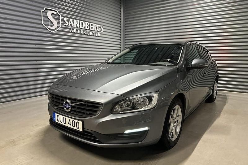 Grå Begagnad 2016 Volvo V60 Kinetic Kombi | 178 500 kr (Marknadspris) - Bild 1/4