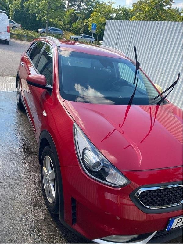 Röd Begagnad 2017 Kia Niro Advance SUV | 130 000 kr (Marknadspris) - Bild 1/4