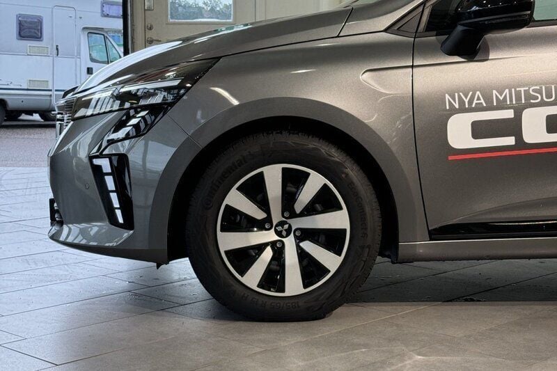 Begagnad Mitsubishi Colt Invite 90 HK (66 kW) 2024 Grå Halvkombi