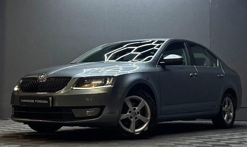 Grå Begagnad 2013 Skoda Octavia Elegance Halvkombi | 64 900 kr (Marknadspris) - Bild 1/4