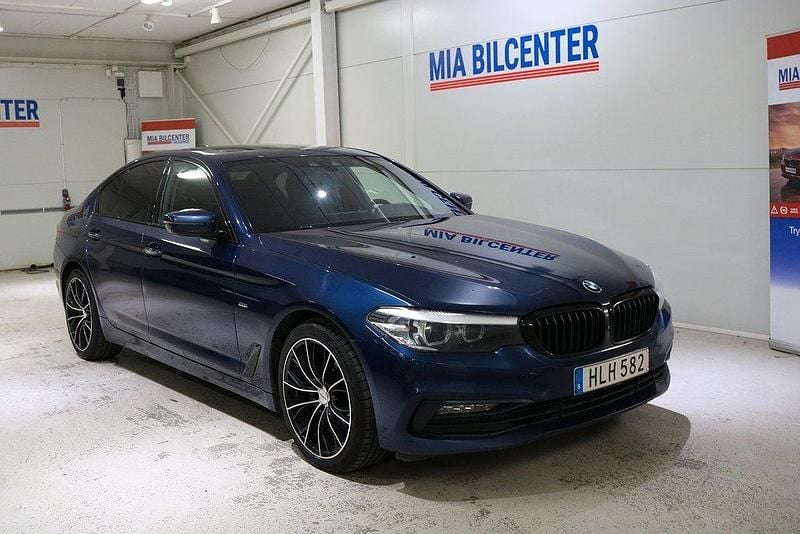 Blå Begagnad 2018 BMW 520 Sport Line Sedan | 215 000 kr (Superpris) - Bild 1/3