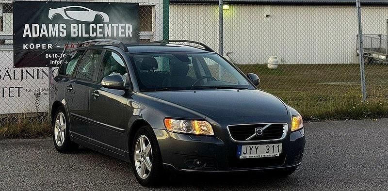 Grå Begagnad 2009 Volvo V50 Momentum Kombi | 54 400 kr (Marknadspris) - Bild 1/4