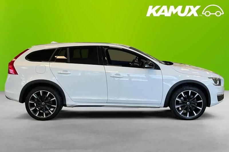 Begagnad Volvo V60 CC 245 HK (180 kW) 2016 Vit Kombi