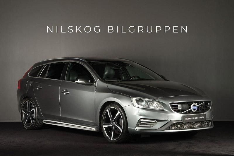 Grå (grå metallic) Begagnad 2015 Volvo V60 R-Design Kombi | 164 900 kr (Dyr) - Bild 1/4
