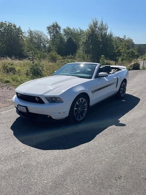 Vit Begagnad 2012 Ford Mustang GT Convertible Cab | 309 000 kr (Marknadspris) - Bild 1/4