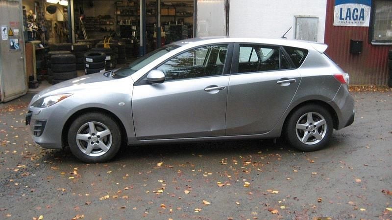 Grå Begagnad 2009 Mazda 3 Inclusive Halvkombi | 37 900 kr (Marknadspris) - Bild 1/3
