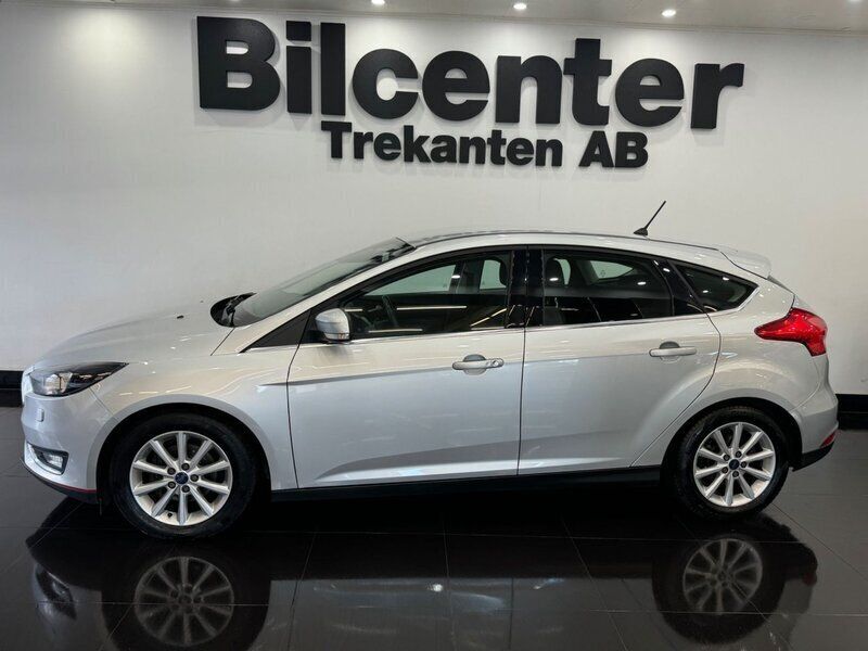 Grå Begagnad 2017 Ford Focus Titanium Halvkombi | 119 900 kr (Marknadspris) - Bild 1/4