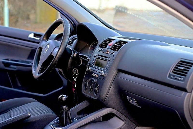 Mörkblå Begagnad 2006 VW Golf IV Trendline Halvkombi | 24 900 kr (Marknadspris) - Bild 1/4