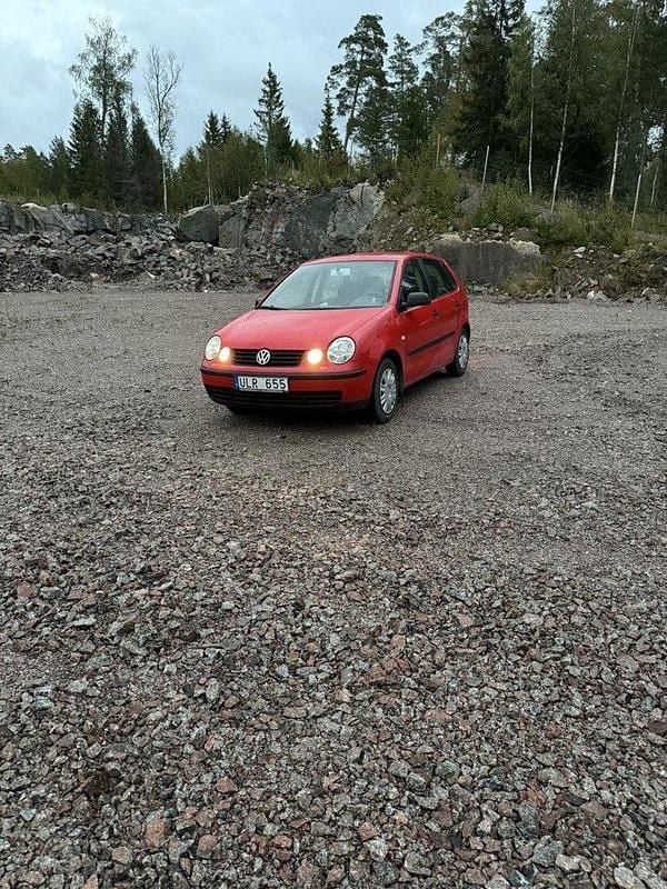 Röd Begagnad 2003 VW Polo Basis Halvkombi | 20 000 kr (Marknadspris) - Bild 1/4