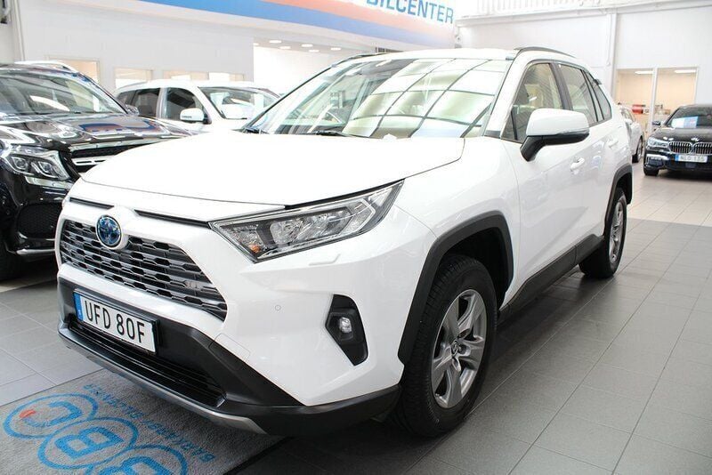 Vit Begagnad 2022 Toyota RAV4 Hybrid Active SUV | 319 900 kr (Marknadspris) - Bild 1/4