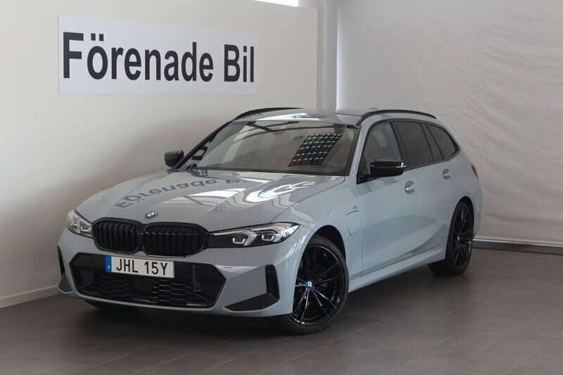 Grå Begagnad 2023 BMW 330e M Sport Kombi | 509 000 kr (Marknadspris) - Bild 1/4