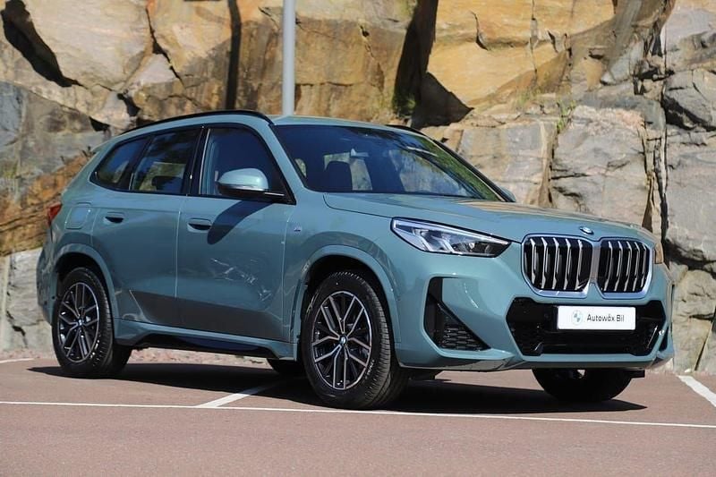 Grön Ny 2025 BMW X1 Shadowline SUV | 457 500 kr (Superpris) - Bild 1/3