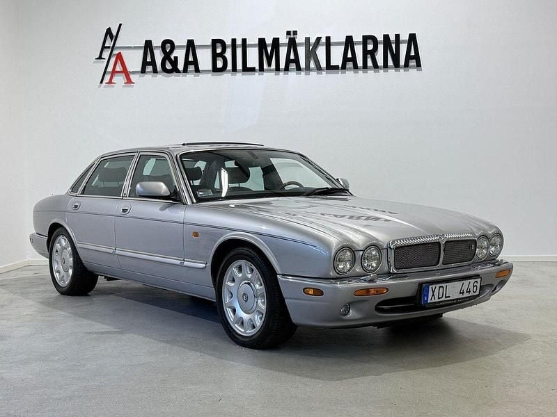 Silver Begagnad 2001 Daimler Sovereign Sedan | 119 900 kr - Bild 1/4