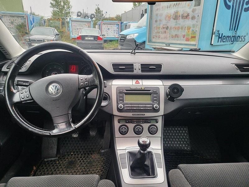 Grå Begagnad 2006 VW Passat Kombi | 18 000 kr (Marknadspris) - Bild 1/4