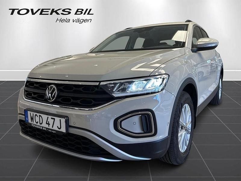 Grå (ascot grey) Begagnad 2022 VW T-Roc Life SUV | 264 900 kr (Marknadspris) - Bild 1/4