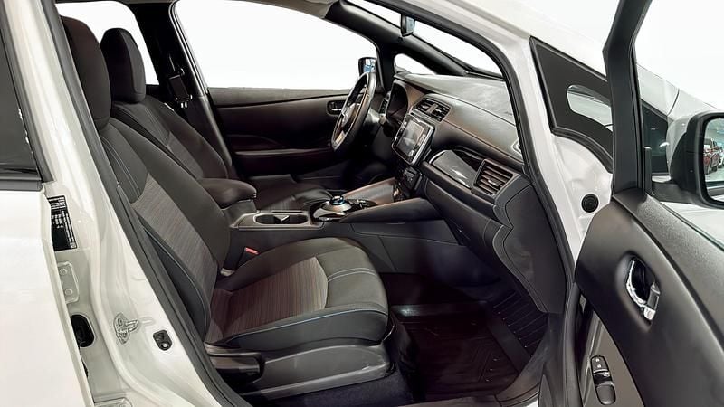 Begagnad Nissan Leaf N-Connecta 80 kW (109 HK) 2022 Halvkombi