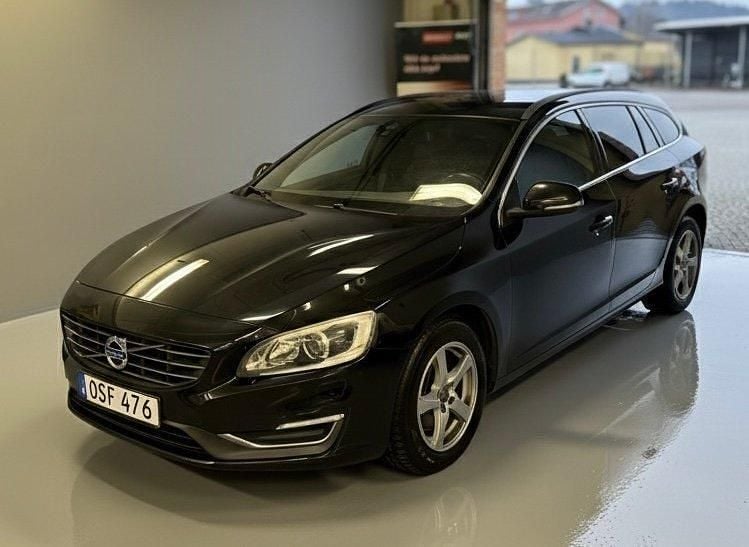 Svart Begagnad 2015 Volvo V60 Momentum Kombi | 129 900 kr (Marknadspris) - Bild 1/4