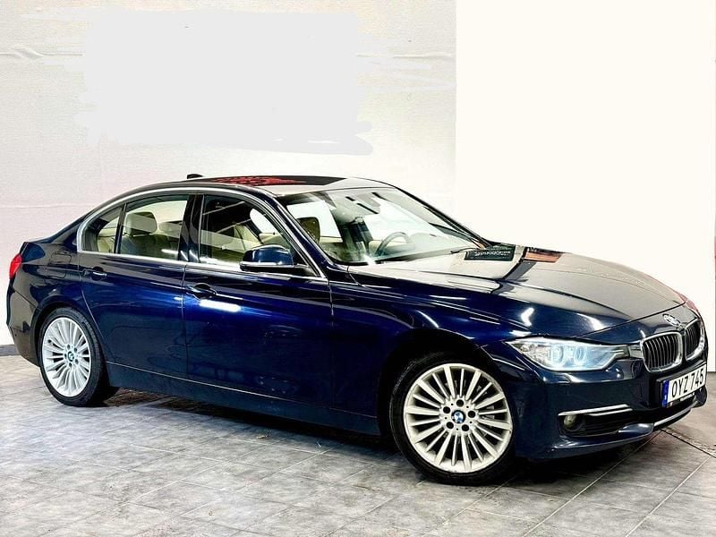 Blå Begagnad 2012 BMW 328 Luxury Line Sedan | 94 900 kr (Bra pris) - Bild 1/4