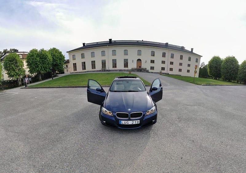 Blå Begagnad 2011 BMW 320 Sedan | 129 000 kr (Dyr) - Bild 1/4