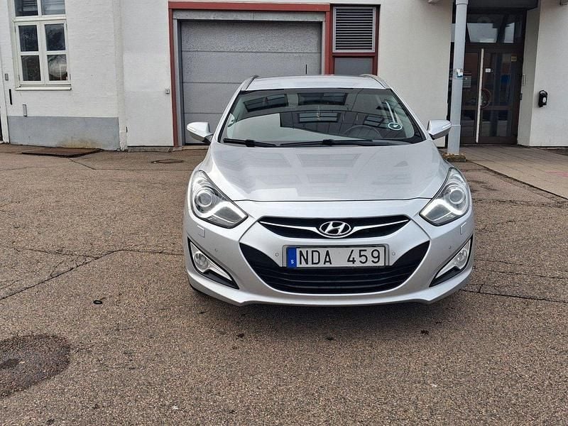 Silver Begagnad 2013 Hyundai i40 Kombi | 59 900 kr (Bra pris) - Bild 1/4