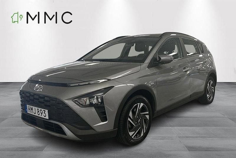 Grå (brass) Begagnad 2022 Hyundai Bayon Essential SUV | 179 000 kr (Bra pris) - Bild 1/4