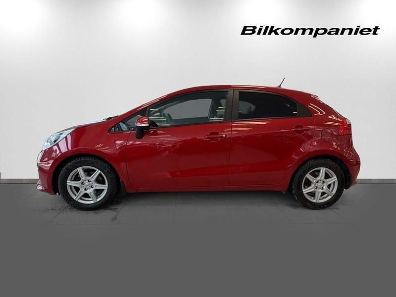 Begagnad Kia Rio 84 HK (61 kW) 2016 Röd Halvkombi