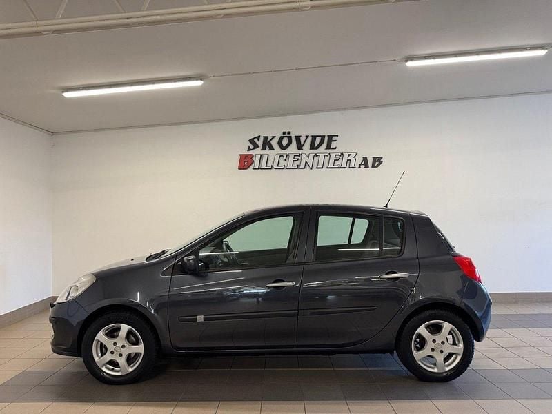 Mörkgrå Begagnad 2008 Renault Clio II Halvkombi | 36 500 kr (Marknadspris) - Bild 1/4