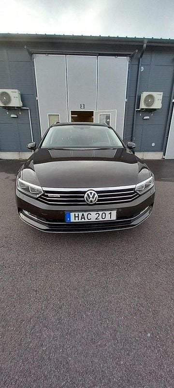 Brun Begagnad 2016 VW Passat Kombi | 129 900 kr (Superpris) - Bild 1/4