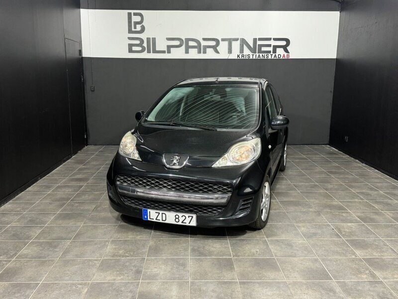 Svart Begagnad 2011 Peugeot 107 Halvkombi | 42 500 kr (Marknadspris) - Bild 1/4