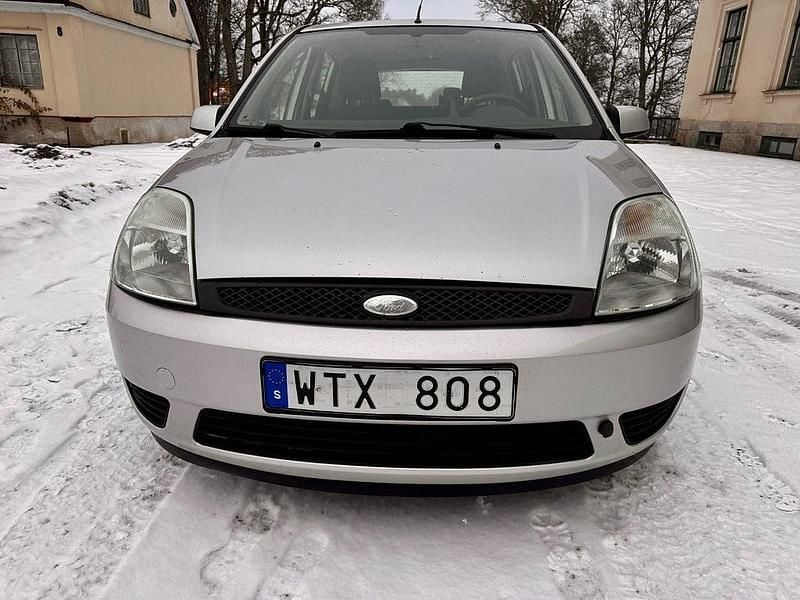 Begagnad Ford Fiesta 80 HK (58 kW) 2005 Grå Halvkombi