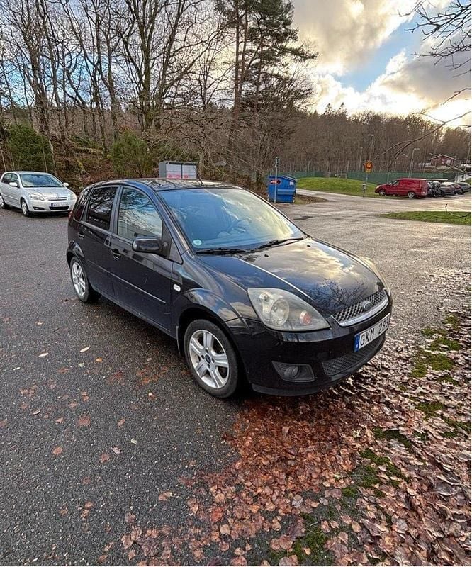 Svart Begagnad 2008 Ford Fiesta Halvkombi | 25 000 kr (Marknadspris) - Bild 1/4