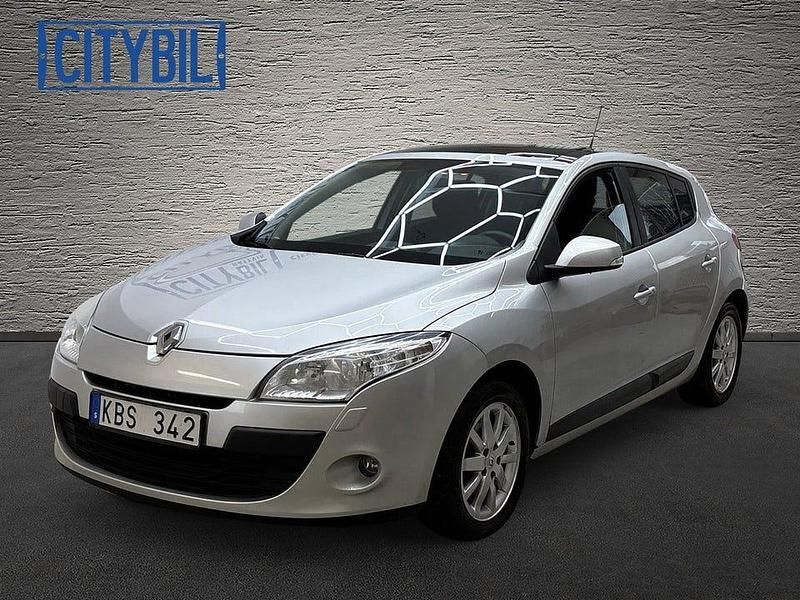 Silver Begagnad 2010 Renault Mégane III Halvkombi | 38 900 kr (Marknadspris) - Bild 1/4