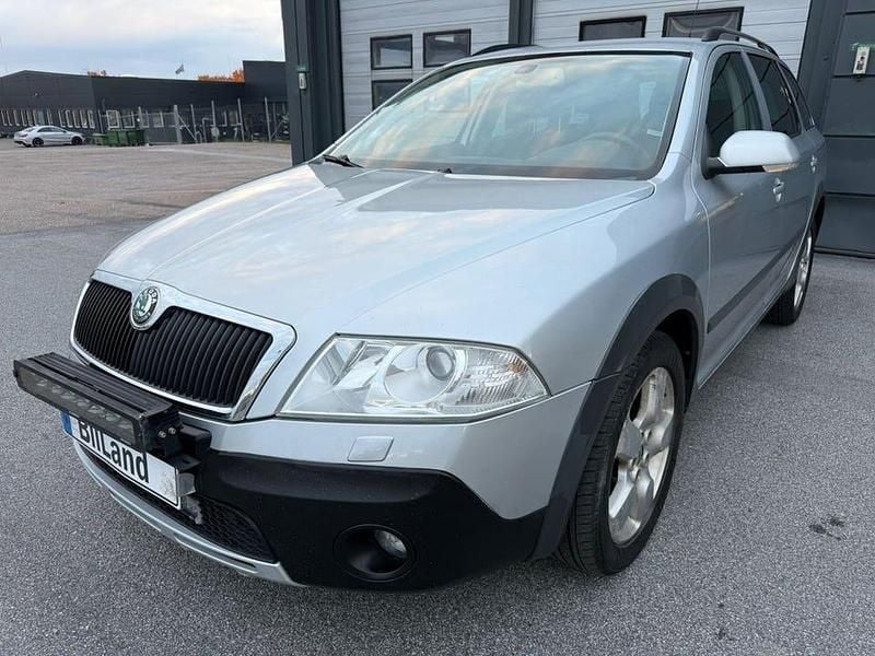 Silver Begagnad 2008 Skoda Octavia Scout Kombi | 39 900 kr (Marknadspris) - Bild 1/4