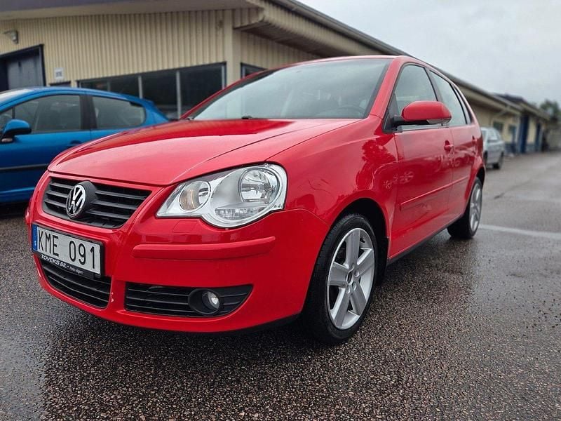Röd Begagnad 2008 VW Polo Comfortline Halvkombi | 39 900 kr (Marknadspris) - Bild 1/4