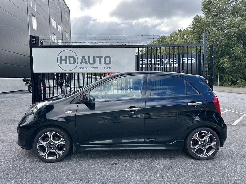 Svart (svart metallic) Begagnad 2015 Kia Picanto Sport Halvkombi | 59 900 kr (Marknadspris) - Bild 1/4