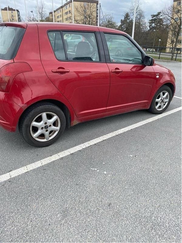 Röd Begagnad 2005 Suzuki Swift Halvkombi | 17 000 kr (Bra pris) - Bild 1/4