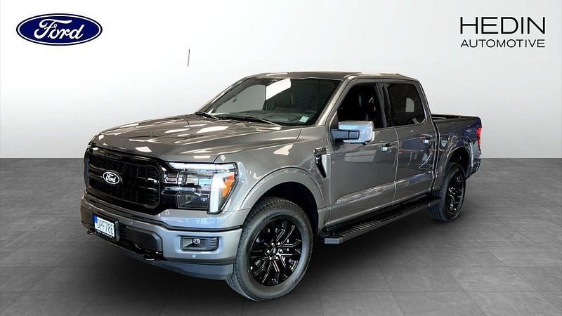 Grå (grey) Ny 2025 Ford F-150 Lariat Pickup | 1 051 440 kr (Lite dyr) - Bild 1/4