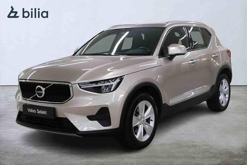 Ljusgrå (grå) Begagnad 2024 Volvo XC40 Core SUV | 337 000 kr (Marknadspris) - Bild 1/1